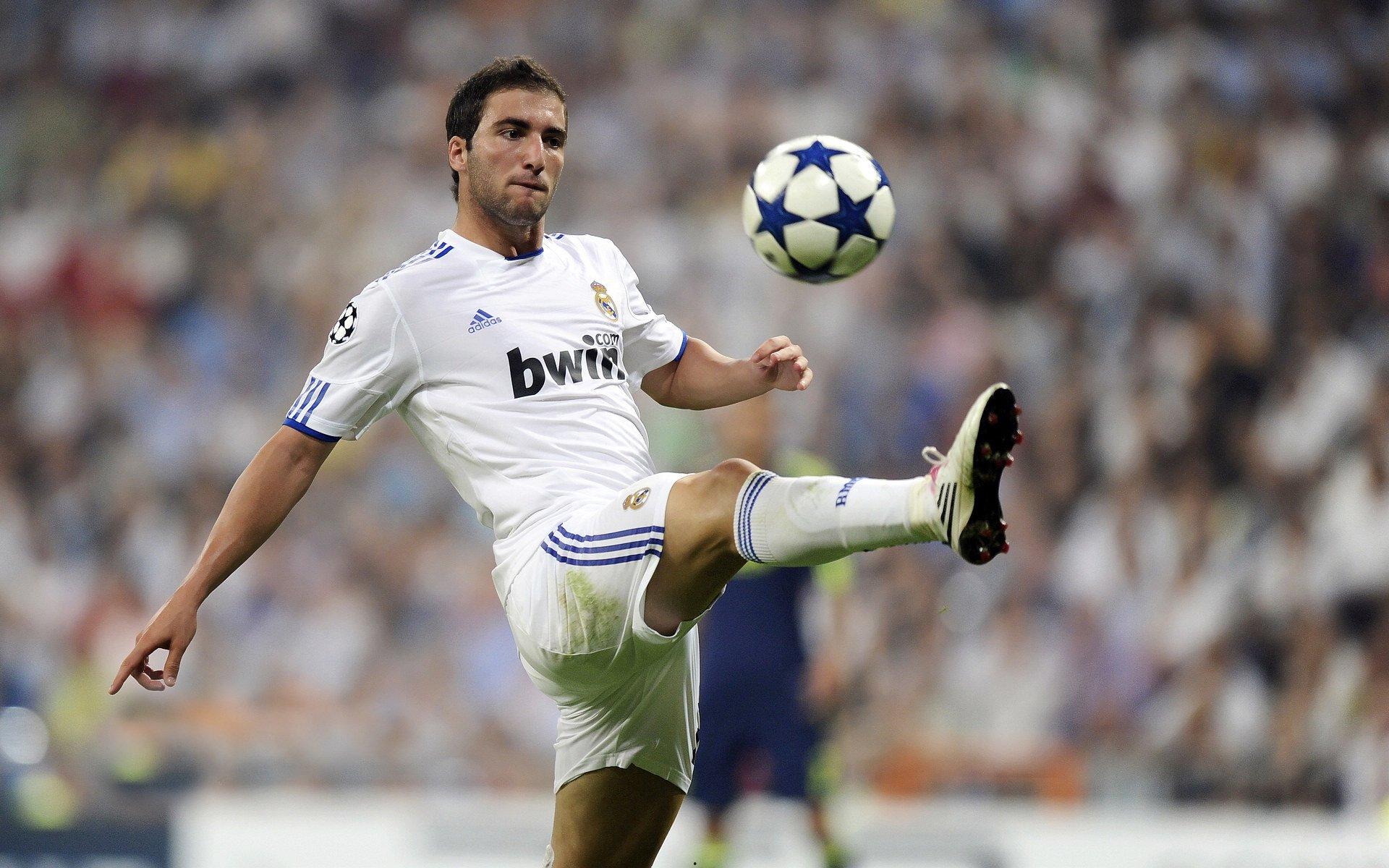 门迪毛巾离奇上看台？场边物资不翼而飞引赛场热议